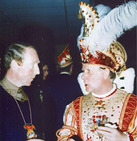 Foto mit Prinz Folker I. und Lieutenant Colonel A. P. Grant Peterkin prosten sich beim Besuch des Karnevalsprinzen in den Buller Baracks zu