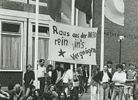 Foto einer Demonstration der Friedensbewegung anlässlich einer britischen Parade am 14. September 1982