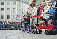 Foto mit Familienangehörigen der britischen Streitkräfte bei der Parade zum endgültigen Abzug der Briten im Juli 2013
