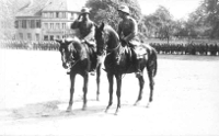 Zwei Reiter in Uniform, einer von ihnen ist Hubert Naendrup.