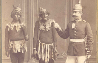 Theateraufführung um die Jahrhundertwende, in der sich weiße Männer als Schwarze verkleideten.