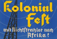 Plakat zum Kolonialfest 1935: Zeichnung eines Globusausschnitts, darauf ein Kontinent mit Palmen und Hütten, im Vordergrund ein großer Funkmast.