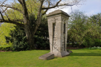 Das Traindenkmal: ein etwa sechs Meter hoher steinerner Obelisk, nach oben verbreitert, auf allen vier Seiten sind Gravuren und Beschriftungen, unter anderem Reichsadler, Eisernes Kreuz und Soldatenhelm. Vor und hinter dem Denkmal befindet sich je eine pultartig angebrachte Bronzeplatte (99 x 79 cm) mit Inschriften.