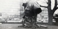 Mit dunklen Plastikfolien wurde das Traindenkmal 1982 verhüllt.