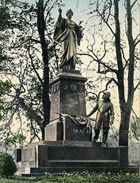 Postkarte mit dem Friedensdenkmal in Form einer Frauengestalt mit einem Reitersoldaten, der Waffen niederlegt