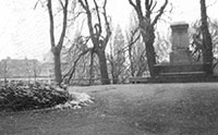 Der Sockel des Friedensdenkmals nach der Abräumung des Denkmals im Rahmen der "Metallspende", Dezember 1942 (Stadtarchiv Münster, Kriegschronik) Foto zeigt einen Sockel in einer Grünanlage