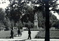 Foto zeigt eine Grünanlage mit Beeten und Wegen und in der Mitte ein Denkmal.