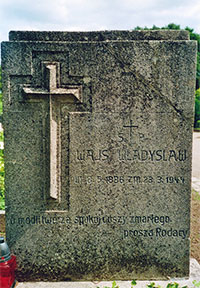 Grabstein mit Inschrift und Kreuz
