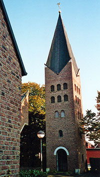 Der Turm der St. Josef Pfarrkirche mit Gedenkraum