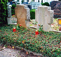 Zwei Gräber mit beschrifteten Sandsteinkreuzen