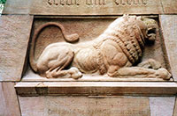 Löwenfigur auf der Vorderseite des Dreizehner-Denkmals