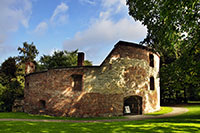 Zwinger - kreisrundes Festungsbauwerk