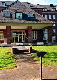 Stele hinter der Hautklinik