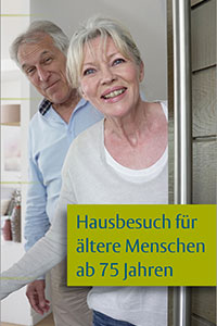 Ein älterer Mann und eine ältere Frau stehen in einer geöffneten Haustür.