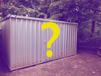 Ein geschlossener Metall-Container, darüber ein großes gelbes Fragezeichen