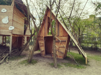 Ein aus Holz gebautes Hexenhaus mit Schrägdach.
