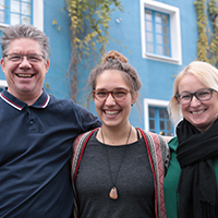 Foto der Referenten Foto der zwei Referentinnen und des Referenten