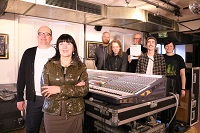 Frank Dietrich (v.l.) und Anna Pohl (2.v.l.) haben allen Grund zur Freude, erneut bester Club Deutschlands. Selbst nach 30 Jahren werden die Konzertmacher nicht müde qualitativ zu arbeiten um den Münsteraner ein hochwertiges Programm zu präsentieren. Frank Dietrich (v.l.) und Anna Pohl (2.v.l.) haben allen Grund zur Freude, erneut bester Club Deutschlands. Selbst nach 30 Jahren werden die Konzertmacher nicht müde qualitativ zu arbeiten um den Münsteraner ein hochwertiges Programm zu präsentieren.