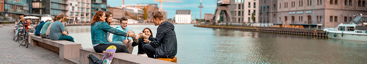 Junge Menschen am Hafen