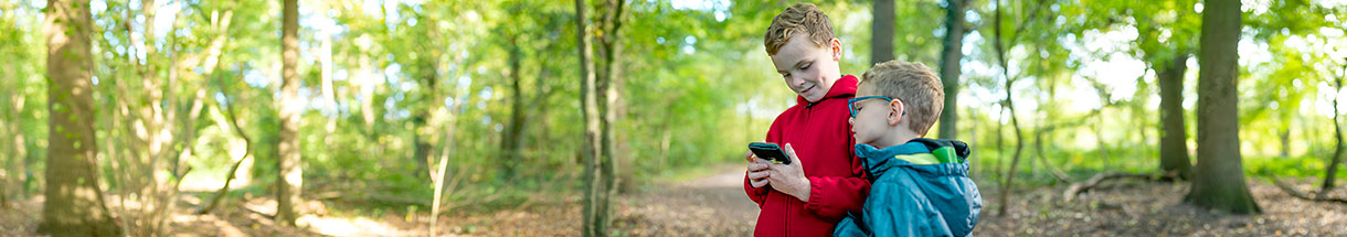 Zwei kleine Jungen mit einem Mobiltelefon