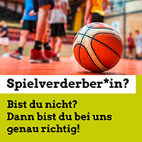 Das Foto zeigt einen Basketball und Jugendliche im Hintergrund. Unter dem Foto steht folgender Text. Spielverderberin? Bist du nicht? Dann bist du bei uns genau richtig. Textende. Ziel ist es junge Menschen für die Arbeit im Jugendzentrum zu gewinnen.