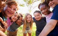 Impression einer vergangenen Kinder-Ferien-Freizeit Eine Gruppe von Kindern steht eng im Kreis