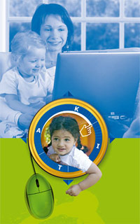 Titelbild des Faltblatts zum Kita-Navigator: Mutter mit Kind vor einem Laptop