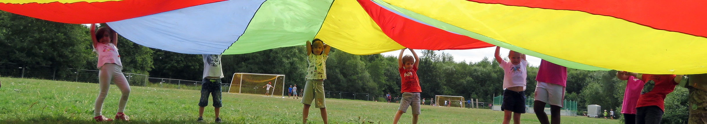 Kinder unterm Schwungtuch