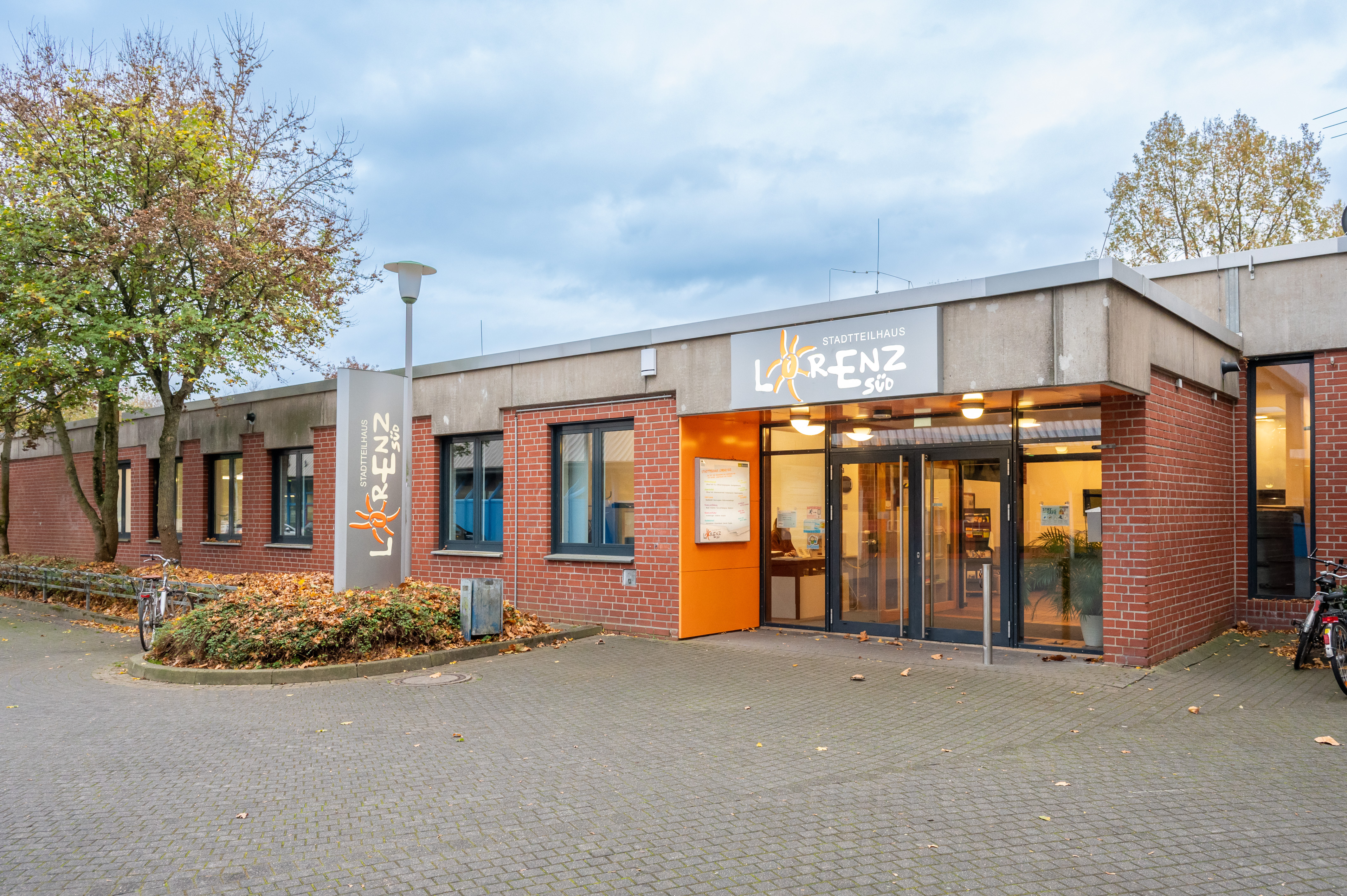 Außenansicht auf den Eingang vom Lorenz-Süd im Herbst