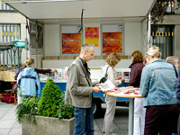 Infostand auf dem Wochenmarkt