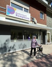 Eingang vorm Gebäude