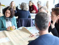 Schulträgertreffen zur Qualität von Schulverpflegung Foto mit mehreren Teilnehmenden bei einem Schulträgertreffen