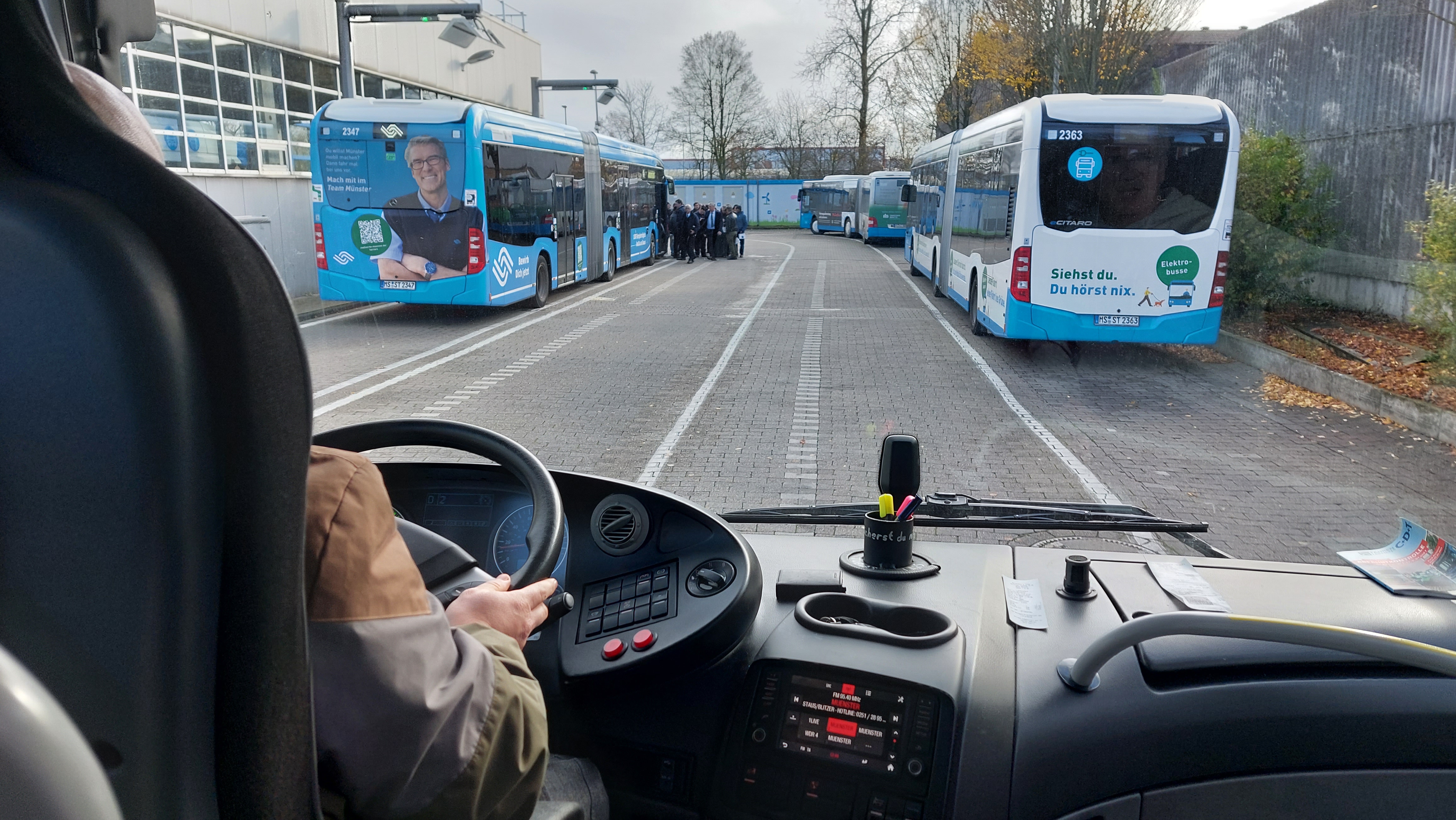 Person, die Probefahrt mit einem Bus macht