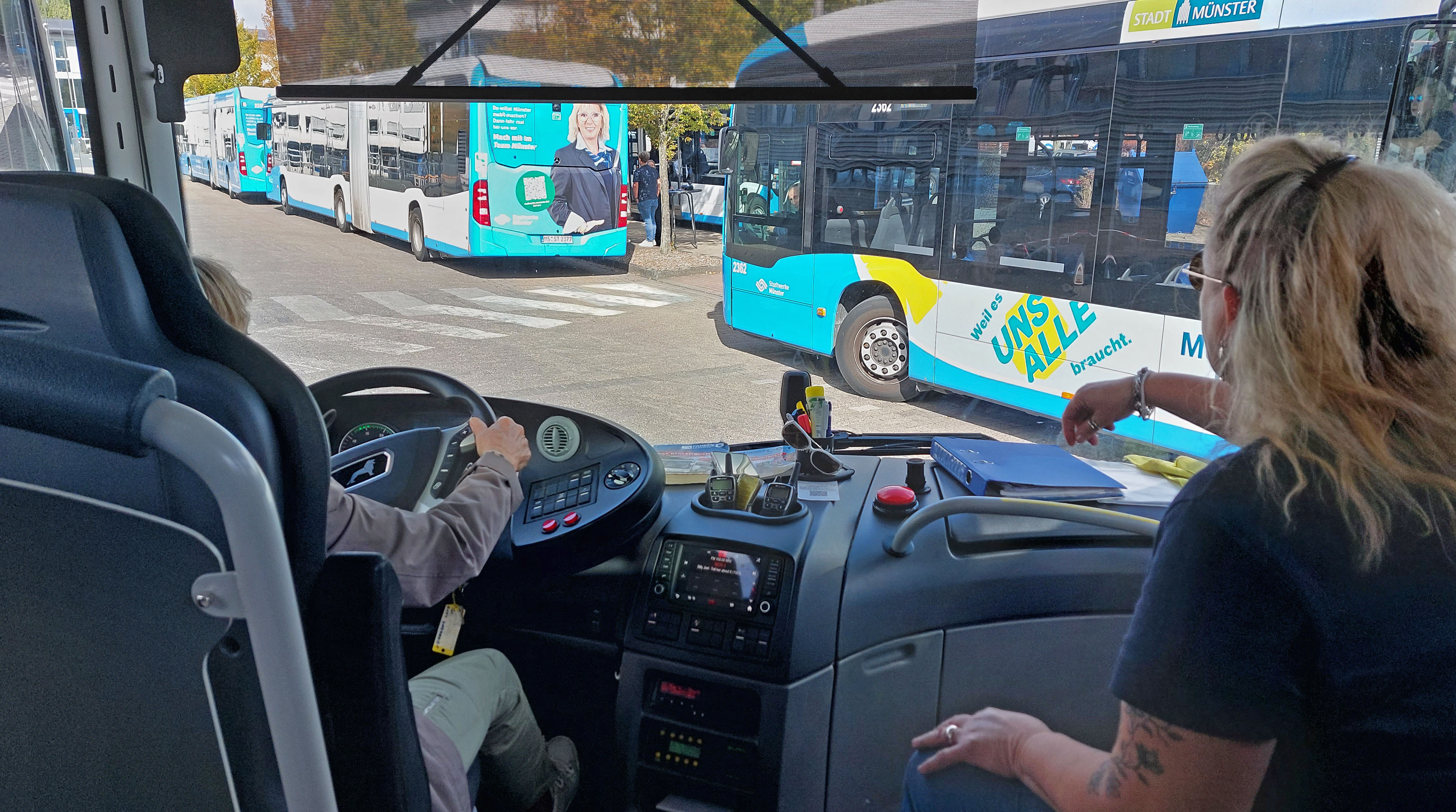 Probefahrt einer arbeitsuchenden Frau unter Anleitung einer Fahrschullehrerin