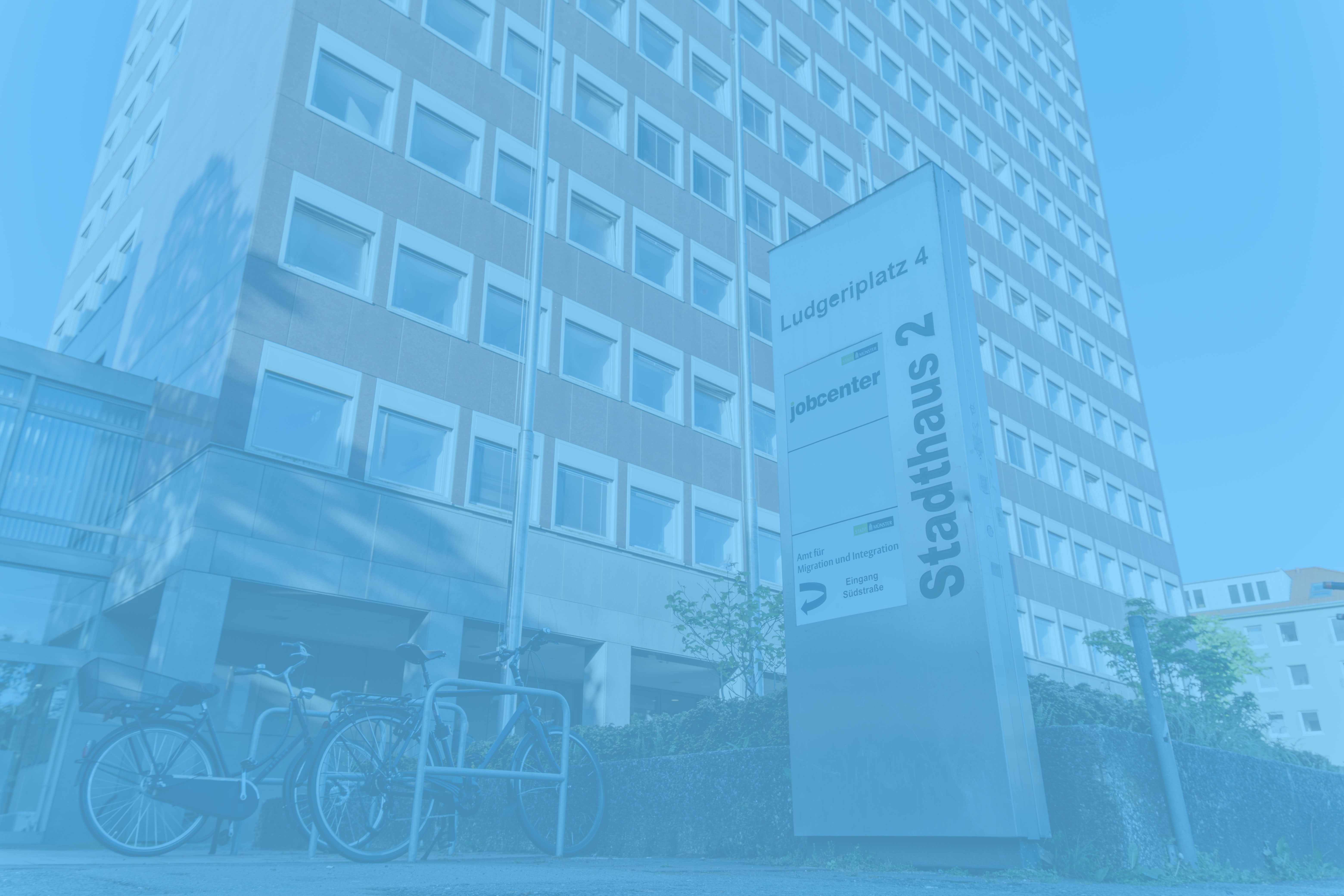 Das Stadthaus zwei an der Ludgeristraße in Münster. Davor steht das Schild des Jobcenters.