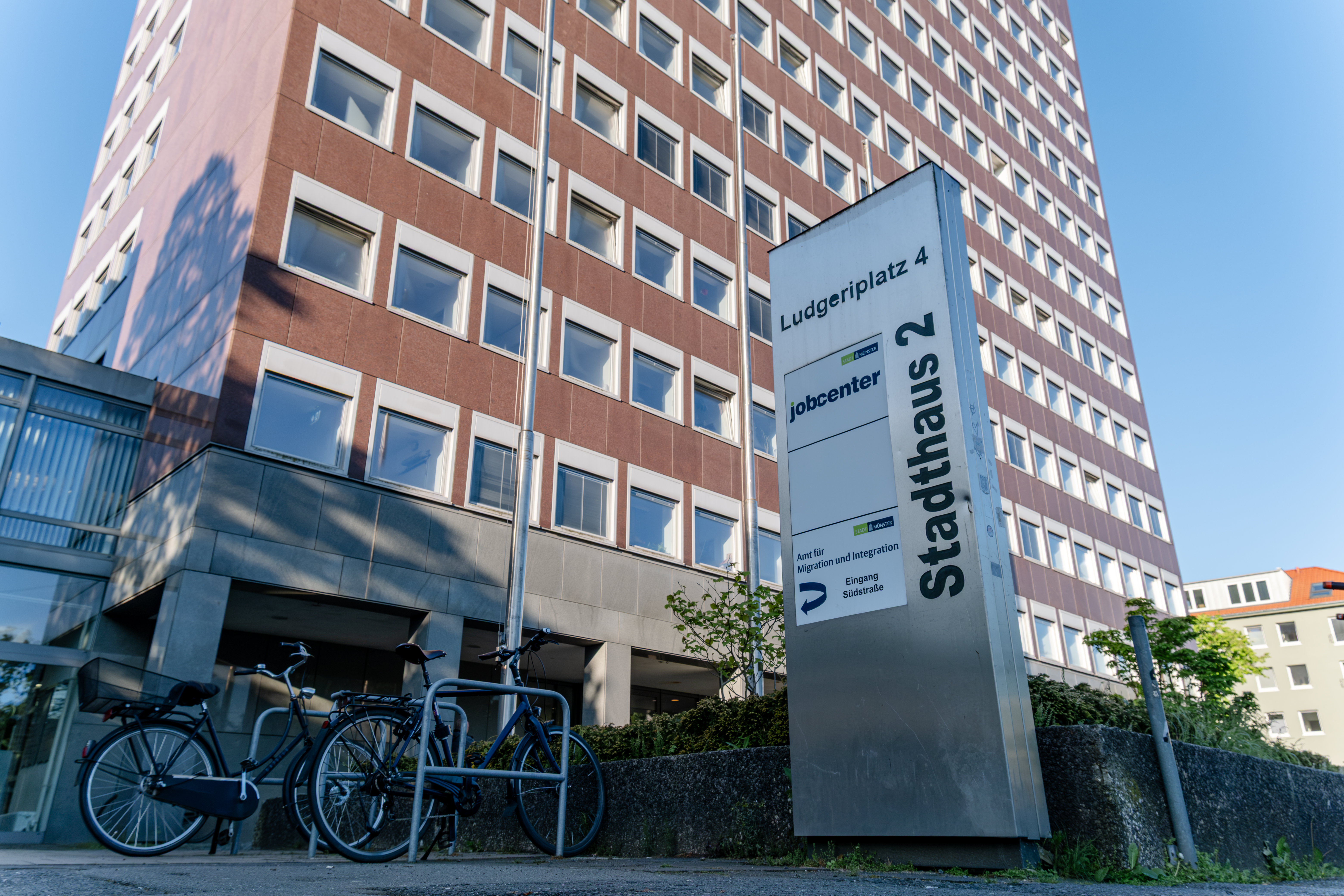 Das Stadthaus zwei an der Ludgeristraße in Münster. Davor steht das Schild des Jobcenters.