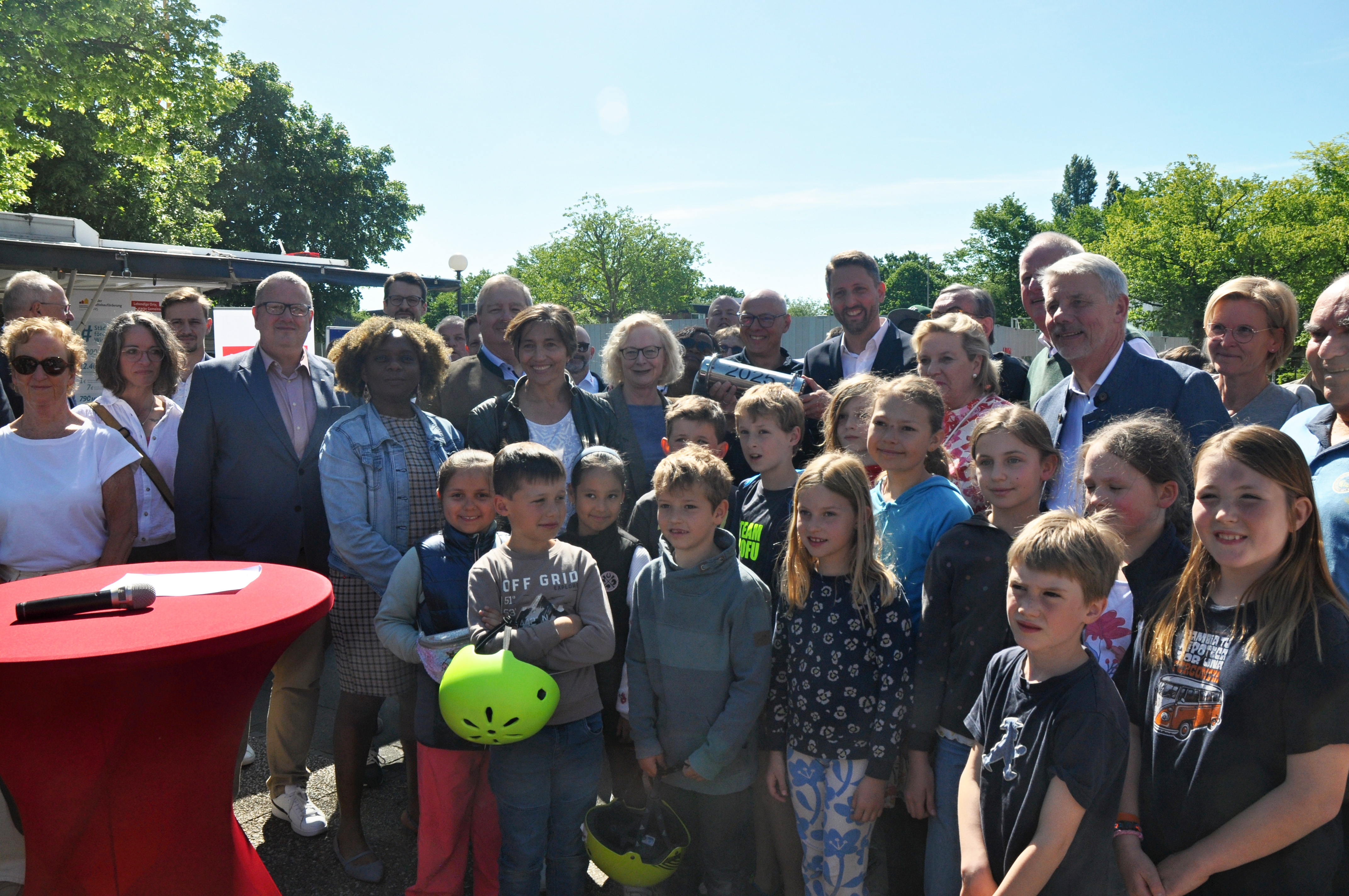 Erwachsene und Kinder lachen in die Kamera