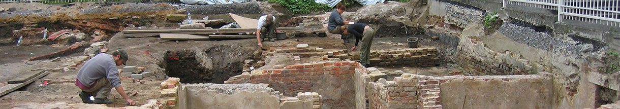 Blick auf die Grabung an der Köngisstraße mit freigelegten Mauerfundamenten