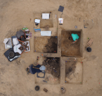 Grube mit verbrannten Hausresten und Gefäßen, gefunden bei Ausgrabungen nahe der Wallburg Haskenau