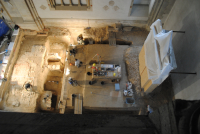 Der Westchor während der Ausgrabungen: Die großen Fundamentblöcke links stammen von einem Altar sowie weiteren Einbauten der Barockzeit, in der Mitte ist die im Umbau befindliche Bischofsgruft sichtbar.