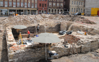 Blick auf die Grabungsfläche 2 am Alten Fischmarkt 11 mit den Resten eines spätmittelalterlichen Kellers