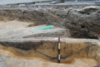 Domplatz, Juni 2013: Ein Bodenprofil, auf dem zwei verfüllte Gräben sichtbar sind
