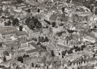 Der Domplatz mit den angrenzenden Gebäuden in der Nachkriegszeit