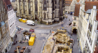 Blick über die Ausgrabung am Drubbel von Norden im Sommer 2002: Zu erkennen ist der südliche Teil der Ausgrabung mit den Fundamenten der Häuser Drubbel 10 und 11; im Hintergrund die Lambertikirche.