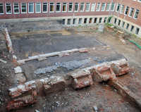 Das Foto zeigt die Ausgrabungsfläche im Innenhof des Fürstenberghauses 2014. Erkennbar sind die Kellergewölbe des Nordflügels (1658) sowie das Fundament des sogenannten Wandelgangs der Umbauphase 1906/190.