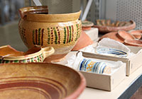 Keramikgefäße und -scherben auf einem Tisch