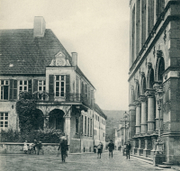 Blick vom Domplatz in die Pferdegasse um 1905