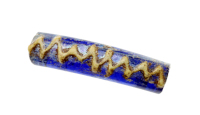 Bruchstück eines blauen Glasarmrings mit gelber Fadenauflage, gefunden bei Ausgrabungen im Jahr 2008 auf der Parzelle Domplatz 10