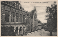 Die Ansichtskarte um 1912 zeigt die Gebäude an der Westseite des Domplatzes vor der Kriegszerstörung: Universität, Ludgerianum, Diözesanmuseum und Bischöfliches Palais.
