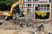 Blick auf eine Baustelle, an der gleichzeitig Ausgrabungen stattfinden.